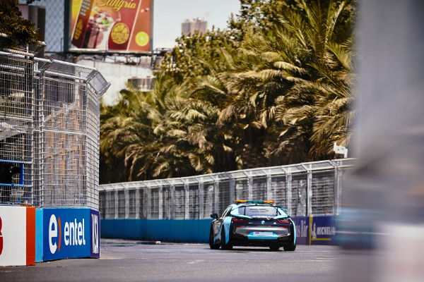 bmw-i8-odlazi-na-staze-formula-e-tekmicenja-