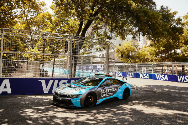 bmw-i8-odlazi-na-staze-formula-e-tekmicenja-