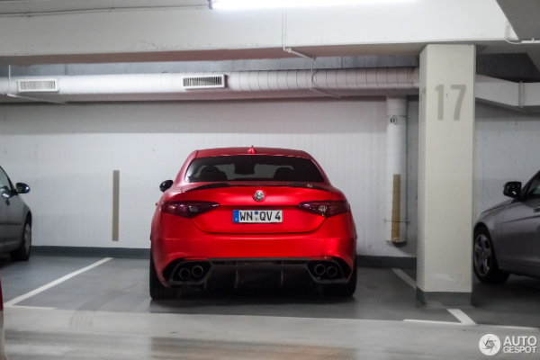 giulia-quadrifoglio-izgleda-impresivno-u-mat-crvenoj-boji