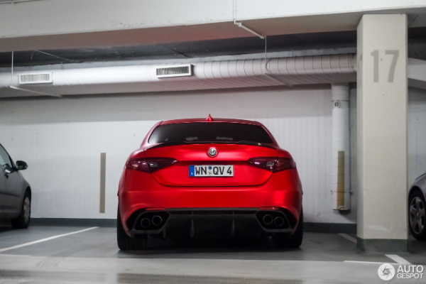 giulia-quadrifoglio-izgleda-impresivno-u-mat-crvenoj-boji