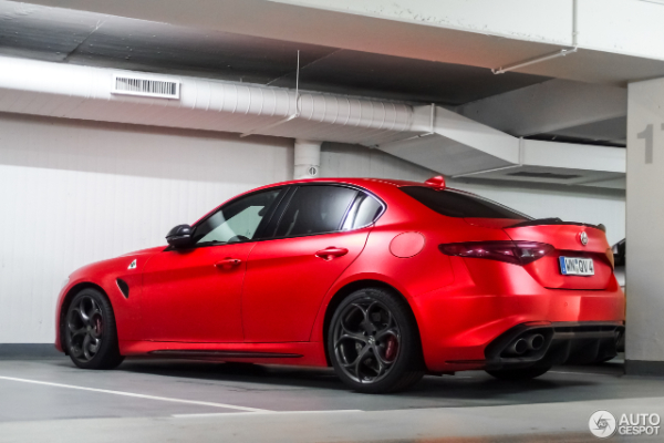 giulia-quadrifoglio-izgleda-impresivno-u-mat-crvenoj-boji