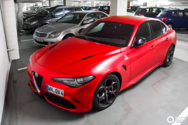 giulia-quadrifoglio-izgleda-impresivno-u-mat-crvenoj-boji