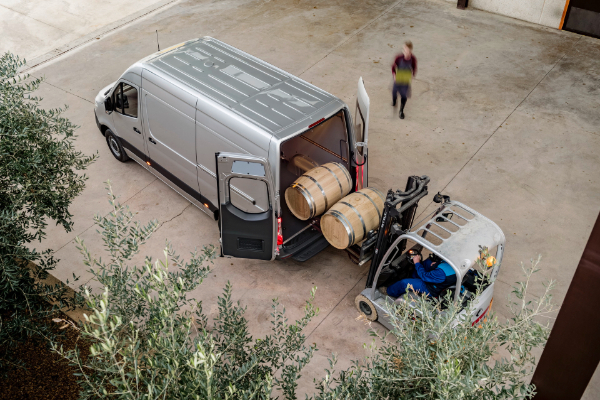 novi-sprinter-ponovo-postavlja-standarde-u-kombi-segmentu