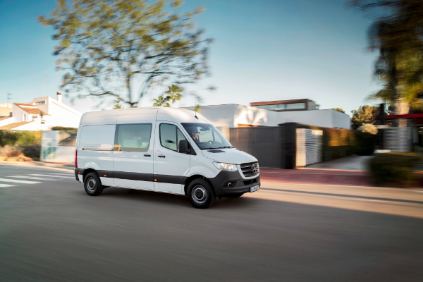 novi-sprinter-ponovo-postavlja-standarde-u-kombi-segmentu