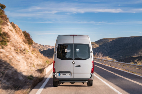 novi-sprinter-ponovo-postavlja-standarde-u-kombi-segmentu