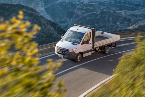 novi-sprinter-ponovo-postavlja-standarde-u-kombi-segmentu