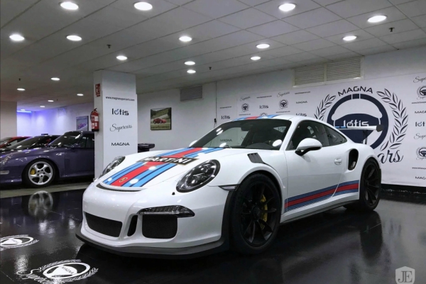 porsche-911-gt3-rs-izgleda-savrseno-u-martini-liveriji