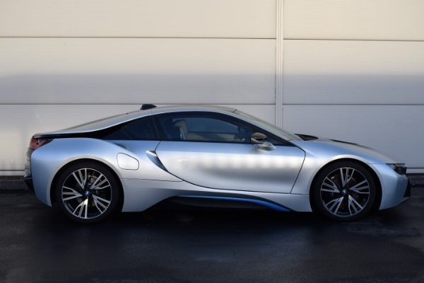 vejn-runi-prodaje-svoj-bmw-i8