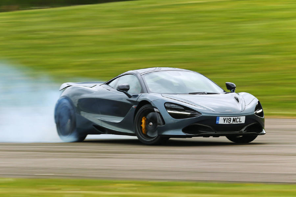 mclaren-720s-do-325-na-autobanu-bez-trunke-znoja