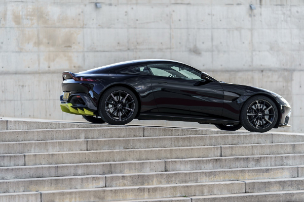 aston-martin-ce-vratiti-manuelne-vantage-modele