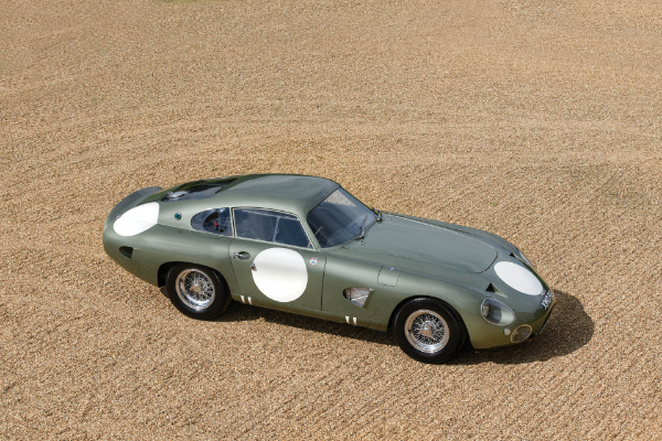 Ovom Aston Martin klasiku mogu pozavideti moderni superautomobili