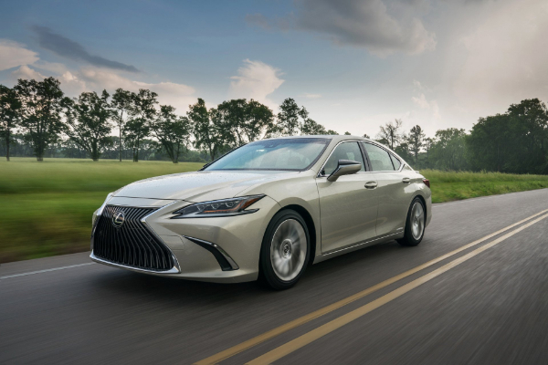 lexus-es-predstavlja-jeftiniju-alternativu-elitnog-segmenta