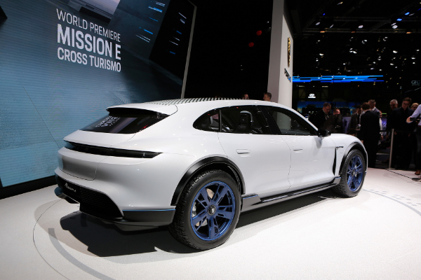 porsche-zeli-da-kreira-mission-e-cross-turismo