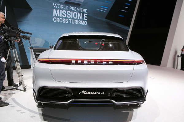 porsche-zeli-da-kreira-mission-e-cross-turismo