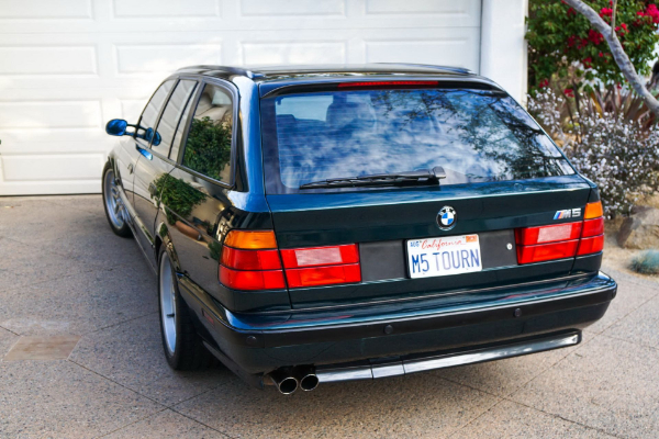 bmw-e34-m5-touring-predstavlja-savrseni-karavan