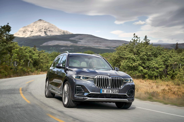 novi-bmw-x7-je-toliko-veliki-da-jedva-staje-na-fotografije