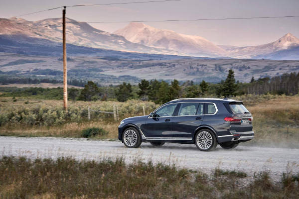 novi-bmw-x7-je-toliko-veliki-da-jedva-staje-na-fotografije