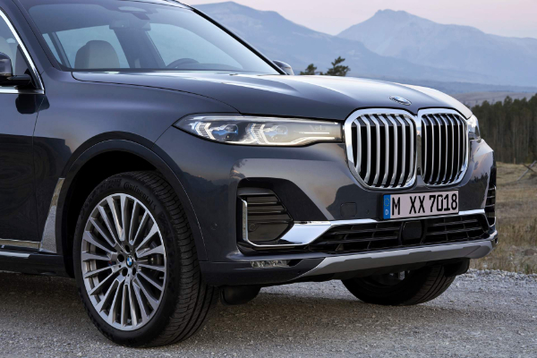 novi-bmw-x7-je-toliko-veliki-da-jedva-staje-na-fotografije