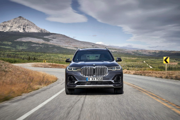 novi-bmw-x7-je-toliko-veliki-da-jedva-staje-na-fotografije