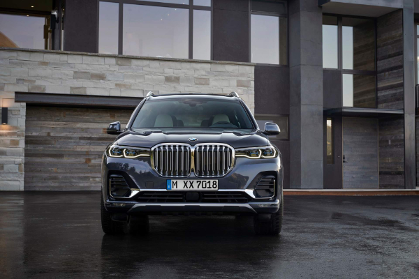 novi-bmw-x7-je-toliko-veliki-da-jedva-staje-na-fotografije