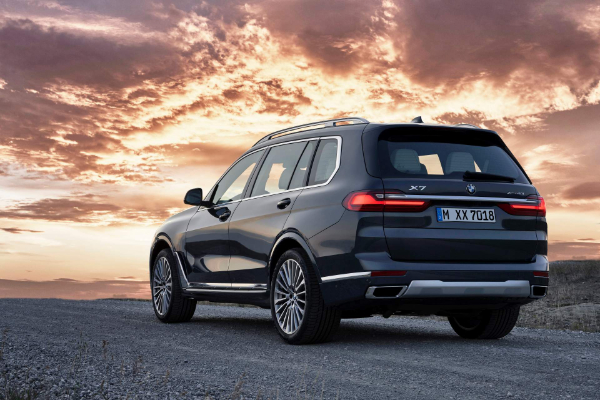 novi-bmw-x7-je-toliko-veliki-da-jedva-staje-na-fotografije