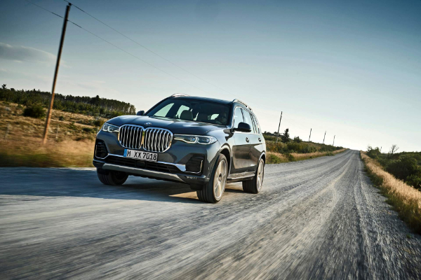 novi-bmw-x7-je-toliko-veliki-da-jedva-staje-na-fotografije