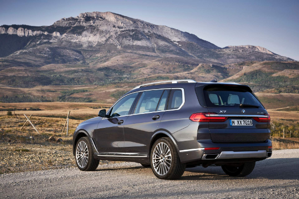 novi-bmw-x7-je-toliko-veliki-da-jedva-staje-na-fotografije