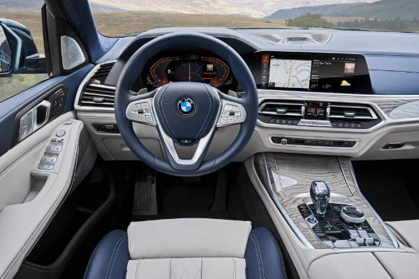 Novi BMW X7 je toliko veliki da jedva staje na fotografije