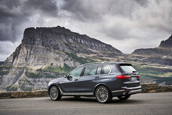 novi-bmw-x7-je-toliko-veliki-da-jedva-staje-na-fotografije