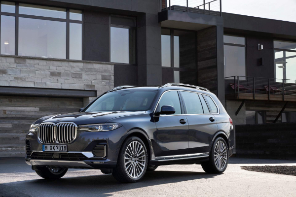 novi-bmw-x7-je-toliko-veliki-da-jedva-staje-na-fotografije