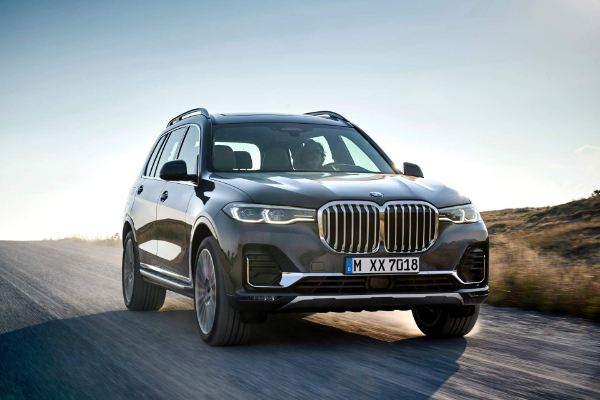 novi-bmw-x7-je-toliko-veliki-da-jedva-staje-na-fotografije