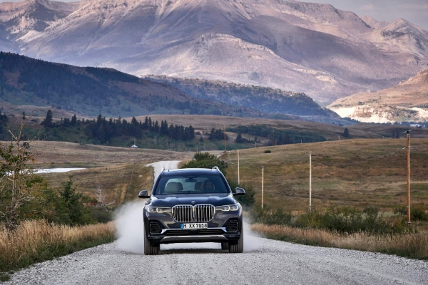 novi-bmw-x7-je-toliko-veliki-da-jedva-staje-na-fotografije