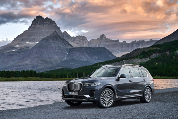 novi-bmw-x7-je-toliko-veliki-da-jedva-staje-na-fotografije