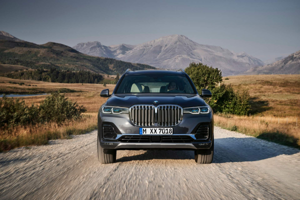 novi-bmw-x7-je-toliko-veliki-da-jedva-staje-na-fotografije