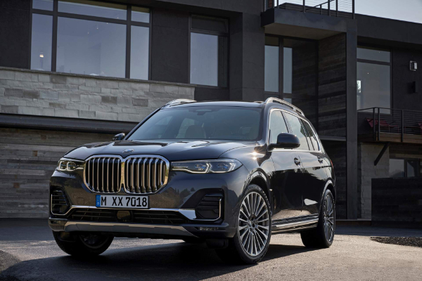 novi-bmw-x7-je-toliko-veliki-da-jedva-staje-na-fotografije