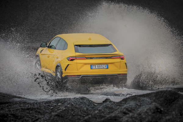 lamborghini-salje-armiju-urus-modela-na-island