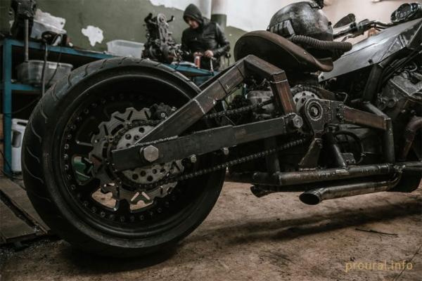 ruski-fallout-motocikl-sa-v8-jedinicom-lexus-automobila