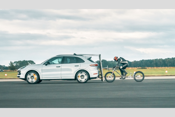 porsche-cayenne-turbo-pomaze-biciklisti-da-dostigne-240-km-h