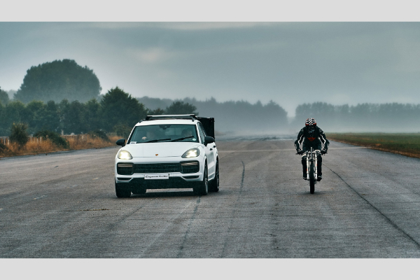 Porsche Cayenne Turbo pomaže biciklisti da dostigne 240 km/h