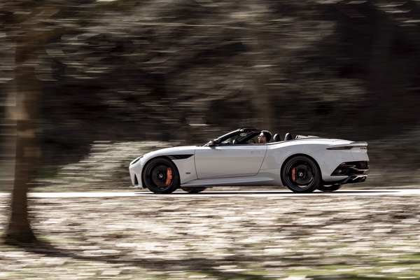 aston-martin-dbs-superleggera