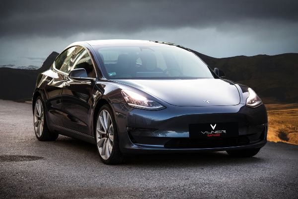 tesla-model-3-dobija-specijalni-vilner-enterijer