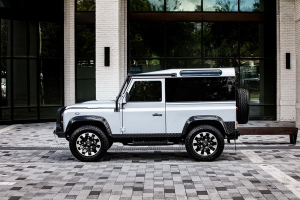 land-rover-defender-blackcomb-edition