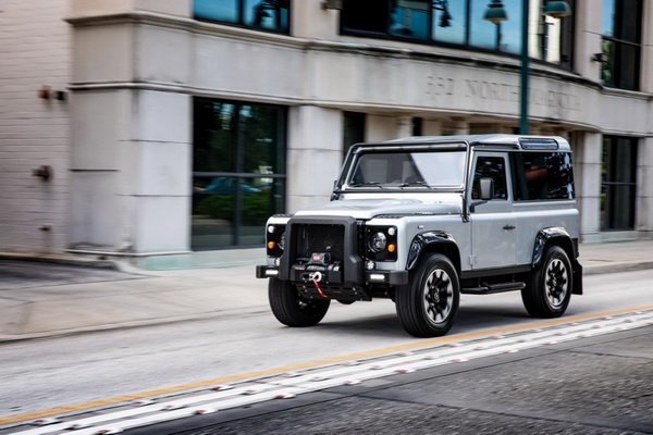 land-rover-defender-blackcomb-edition