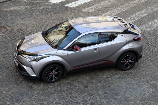 toyota-c-hr-hybrid-impresivno-snazan-brz-i-ekonomican