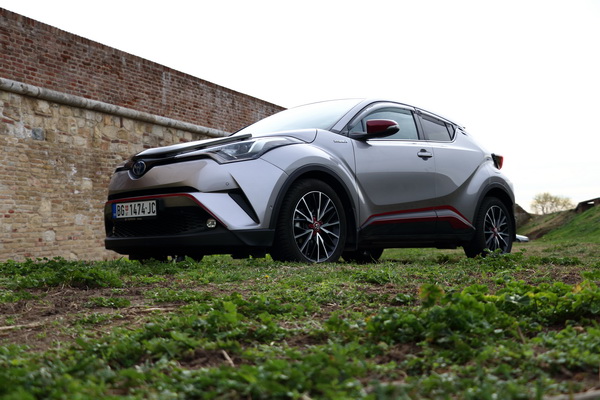 toyota-c-hr-hybrid-impresivno-snazan-brz-i-ekonomican