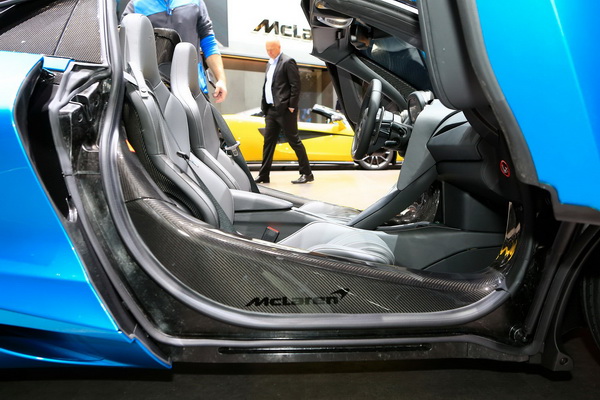 fenomenalni-mclaren-720s-spider-predstavljen-u-Zenevi