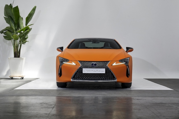 lexus-na-salonu-automobila-u-barseloni