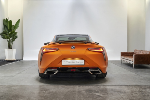 lexus-na-salonu-automobila-u-barseloni