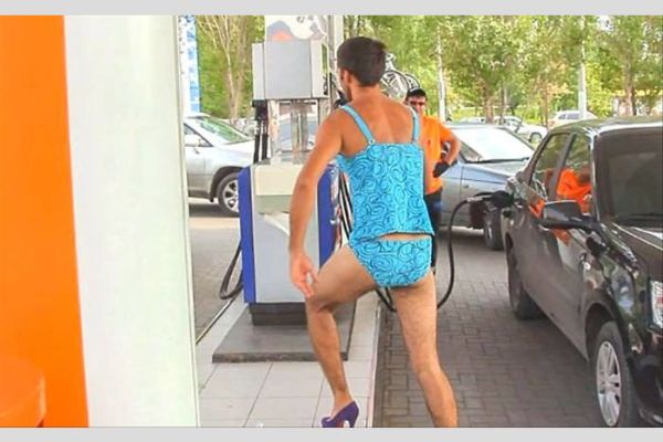 ruska-benzinska-pumpa-daje-besplatno-gorivo-svima-koji-se-pojave-u-bikiniju
