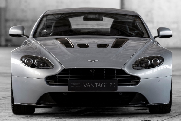 aston-martin-vantage-slavni-70rodendan